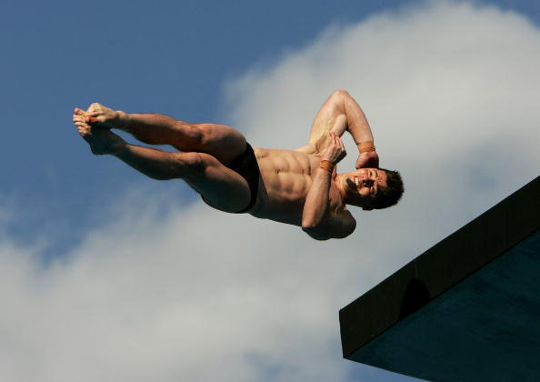 魔法原子Magicbot Z1全球首秀360度转体和单手倒立与萧敬腾同台演绎《海芋恋